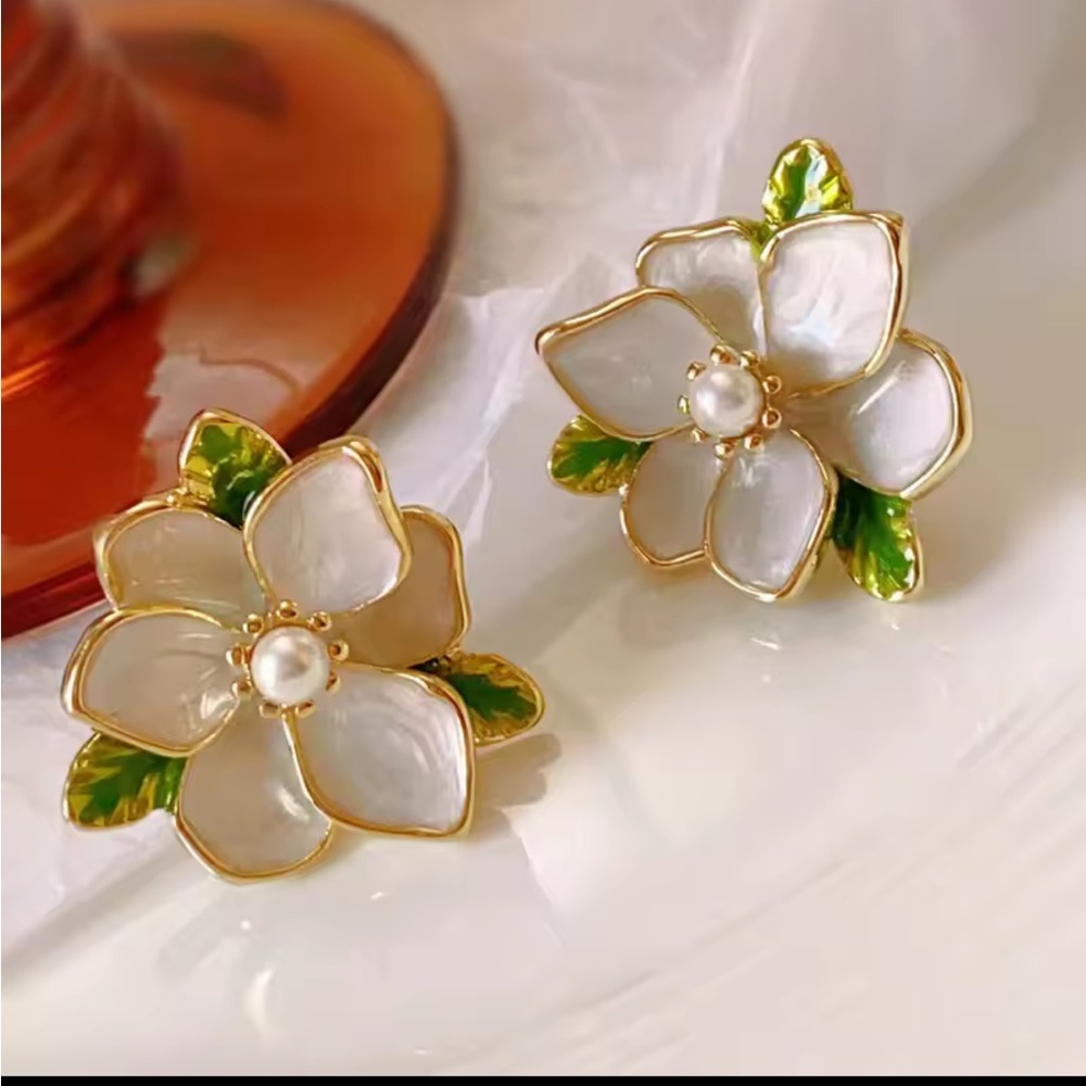 Vintage Design Sweet Flower/Alloy Pearl Enamel Camellia Stud Earrings. - Picture 9 of 14